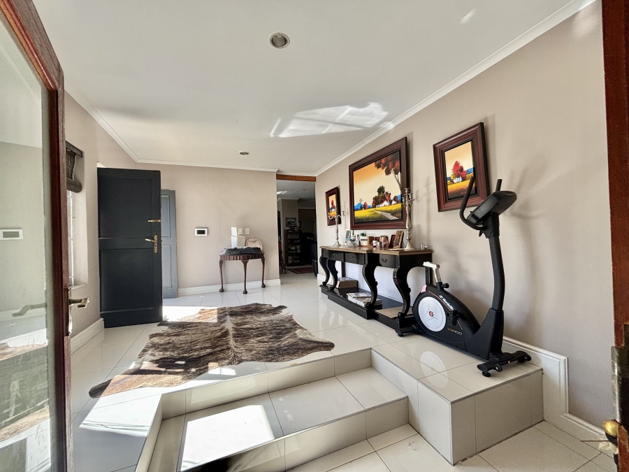 5 Bedroom Property for Sale in Vierlanden Western Cape